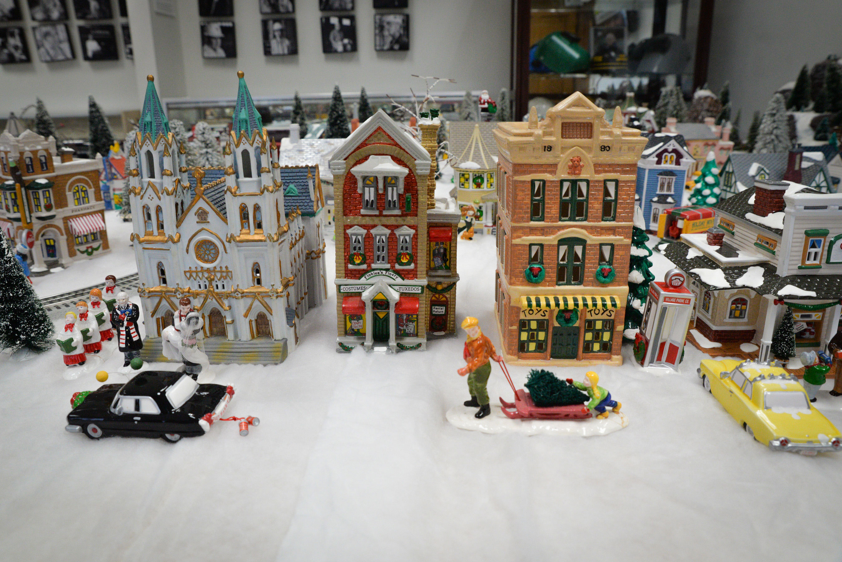 Lukens Executive Office Building - Holidays 2 Train Layout