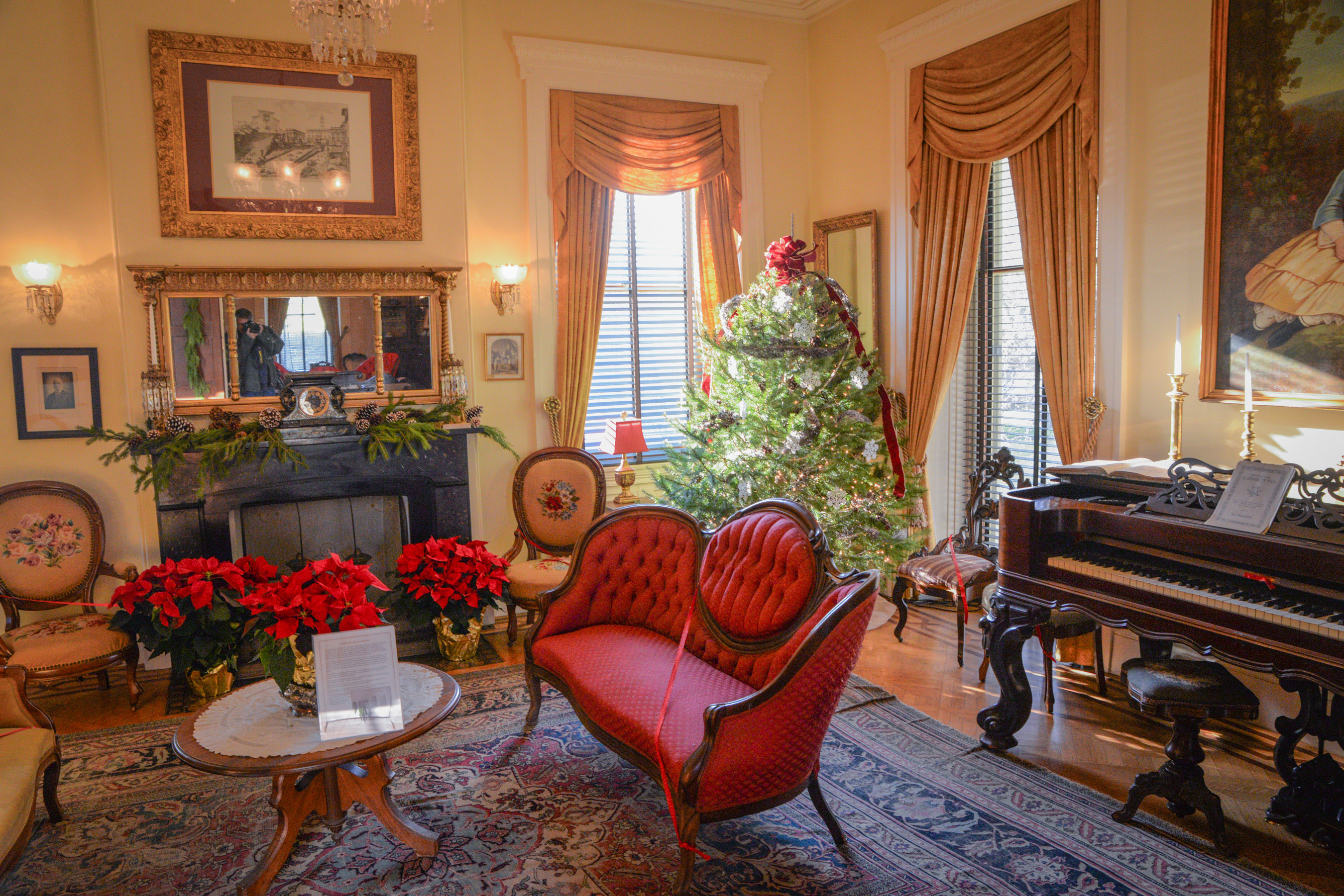 Terracina 1 - Mansion decorated for the holidays.